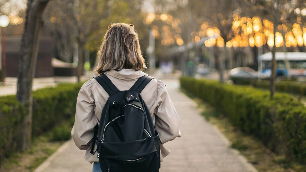 Copiii și tinerii rămași fără ocrotire părintească vor primi indemnizații pentru întreținere și chirie în timpul studiilor peste hotare