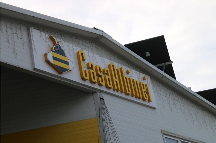 O întreprindere apicolă din Hulboaca are o linie automatizată pentru ambalarea mierii, obţinută cu sprijinul SUA