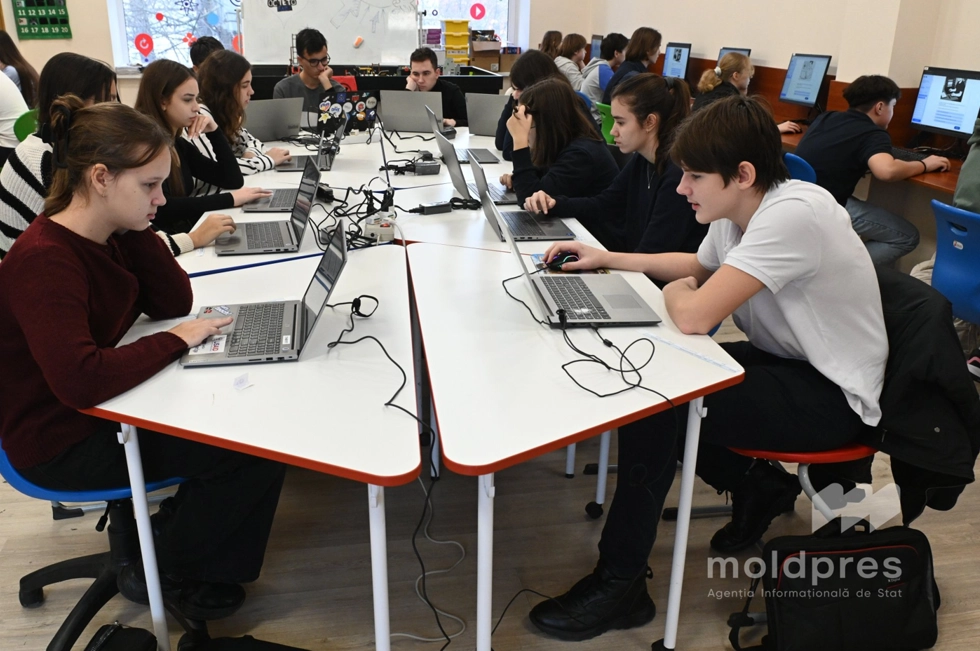 Școli reorganizate, clase de sprijin și indemnizații pentru tinerii profesori. Modificările la Codul educației, adoptate de deputați