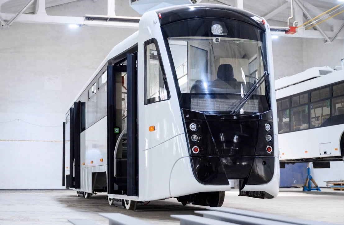 O companie autohtonă a dezvoltat conceptul unui autobuz electric pe șine, care poate fi utilizat pentru transportul feroviar de pasageri