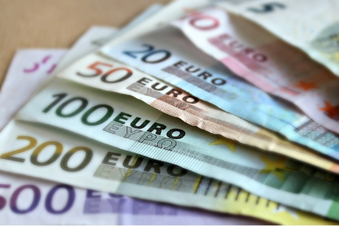Euro și dolarul se scumpesc