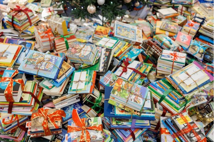 Campania „Biblioteca de sub brad” continuă. Șefa statului Maia Sandu și angajații Președinției s-au alăturat acțiunii de donare a cărților