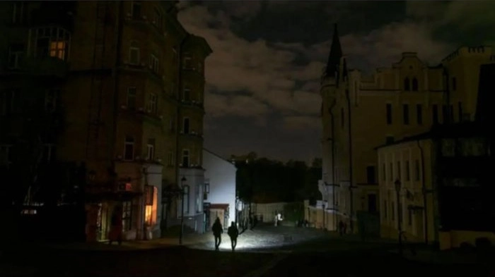 Întreruperi de curent pe întreg teritoriul Ucrainei pentru a ușura povara rețelelor avariate de bombardamentele rusești