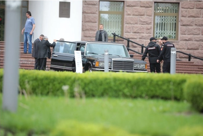 Mașinile de epocă cu care circulau foștii demnitari vor fi expuse în scuarul legislativului