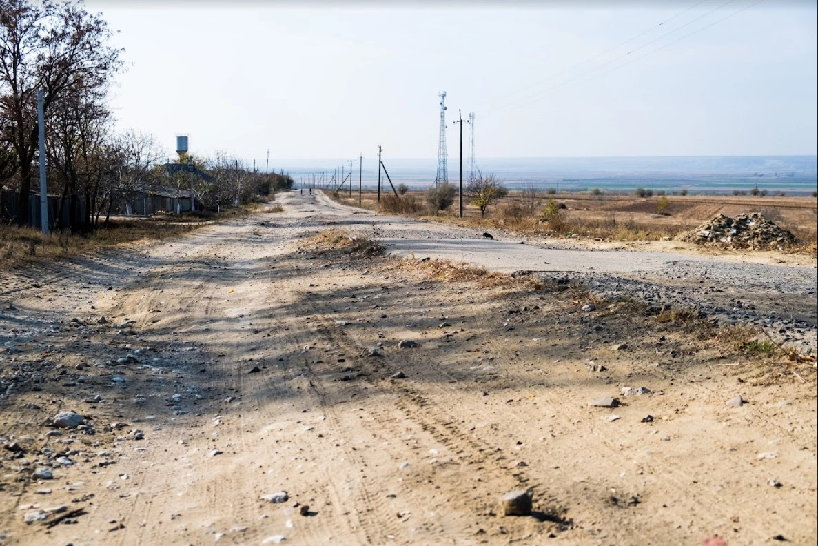 În satul Văleni, este organizată o strângere de fonduri pentru reparația capitală a drumului din localitate