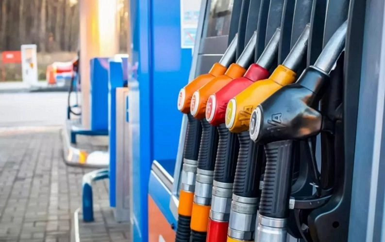 ANRE a aprobat modificarea marjei comerciale pentru carburanți, prin includerea aportului destinat stocurilor de urgență