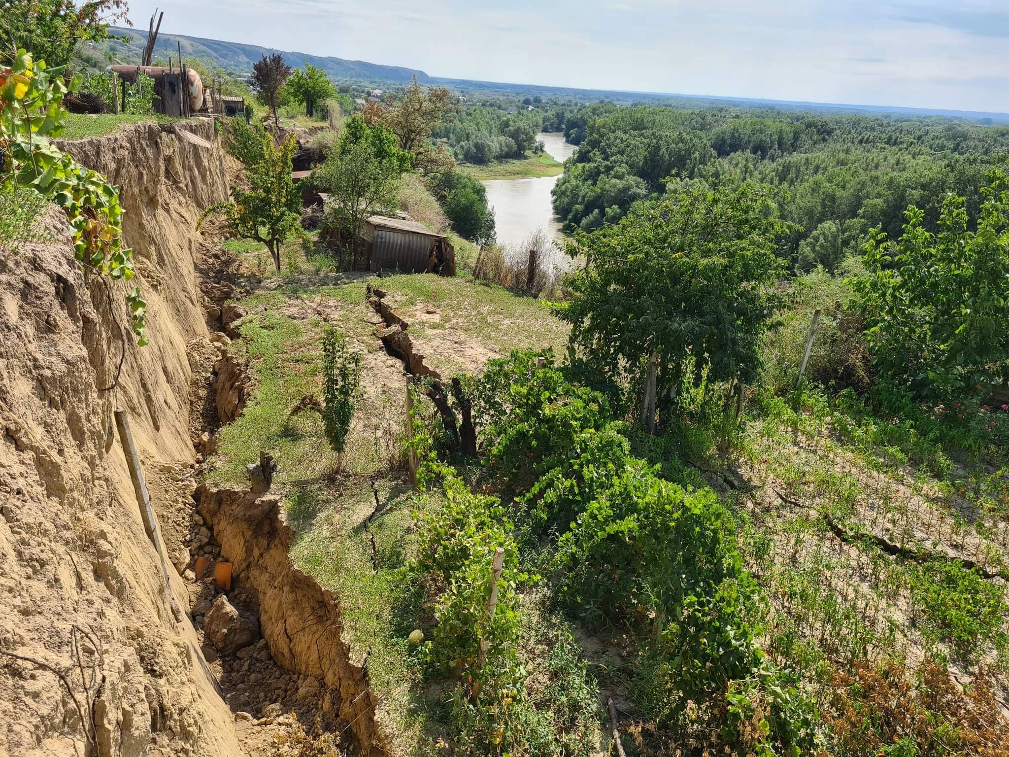 Alunecările de teren de la Văleni. A fost sistată circulația trenurilor, dar oamenii încă sunt îngroziți de urmările ce pot surveni. 