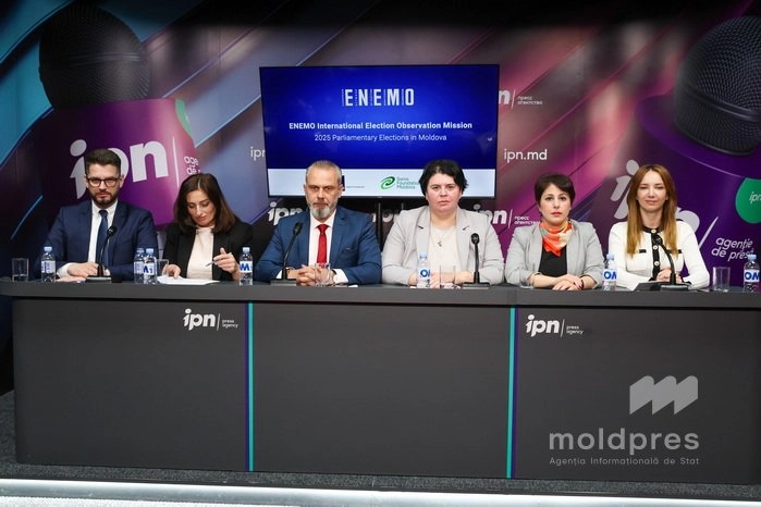 Misiunea de observare ENEMO: „Alegerile parlamentare s-au desfășurat într-un context polarizat, pe fundalul unei dezinformări persistente cu influențe străine și alte amenințări hibride”