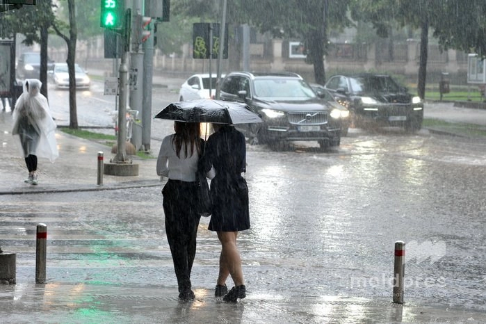 Cod galben de instabilitate atmosferică, emis de meteorologi: ploi însoțite de descărcări electrice, grindină și vijelii