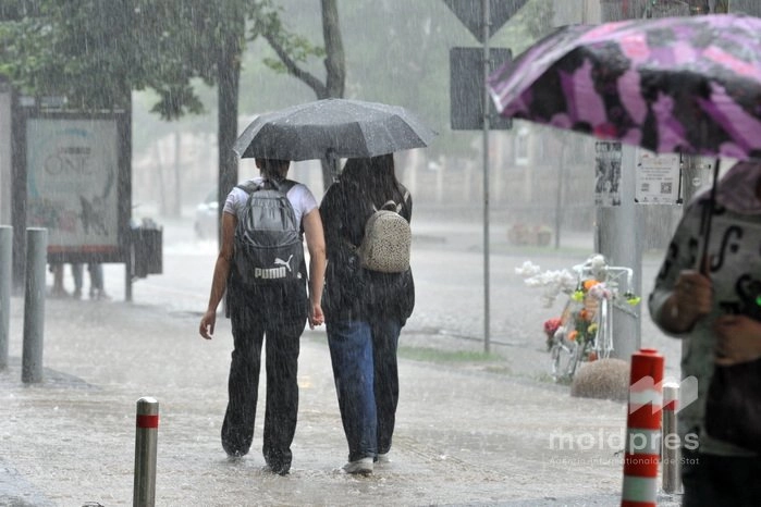 Ploi însoțite de descărcări electrice, cu grindină și vijelii. Meteorologii au emis Cod galben și portocaliu de instabilitate atmosferică