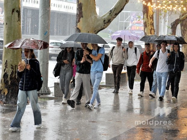 Ploi cu descărcări electrice și vijelie. Meteorologii au emis Cod galben de instabilitate atmosferică în centrul și sudul țării