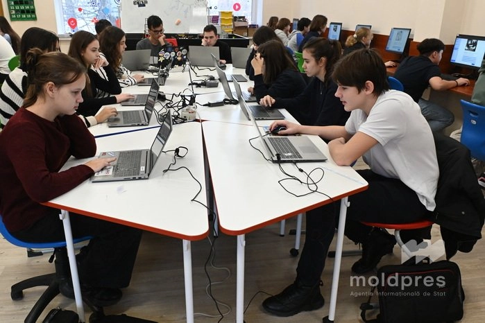 Testare națională a competențelor digitale, desfășurată în premieră: circa 2 mii de elevi au demonstrat cunoștințe avansate