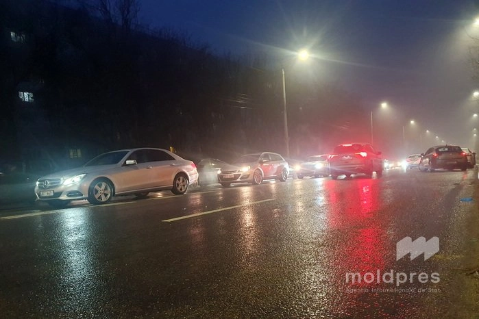 Echipele de drumari, mobilizate pentru a interveni preventiv pe sectoarele cu risc sporit de formare a poleiului