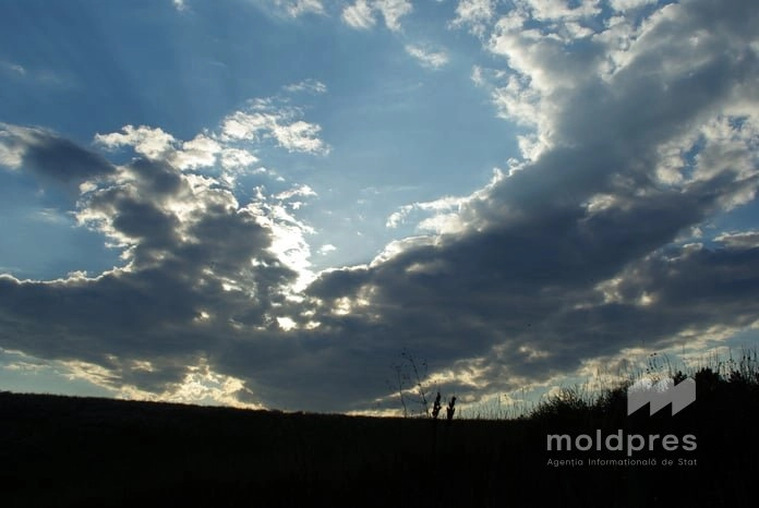Un nou Cod galben emis de meteorologi: instabilitate atmosferică, prognozată pentru seara zilei de vineri
