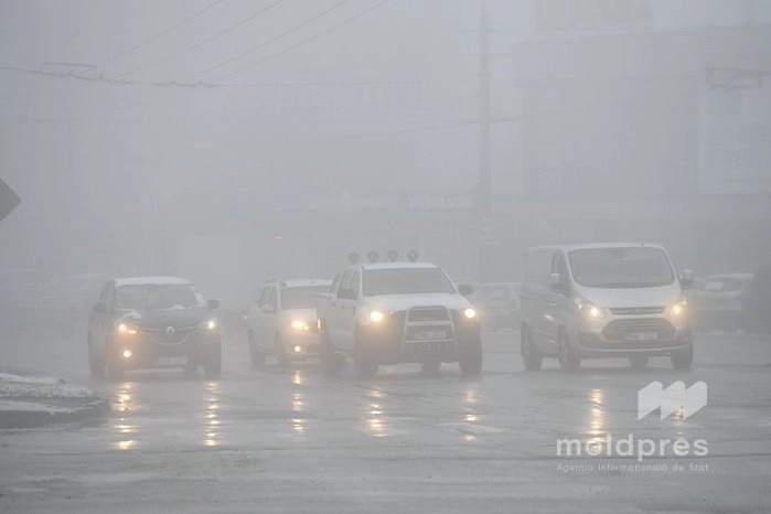 Meteorologii au emis cod galben de ceață: vizibilitate redusă și polei pe trasee