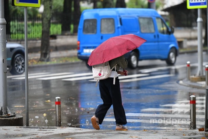 Cod galben de instabilitate atmosferică. În țară se prevăd ploi cu descărcări electrice și grindină