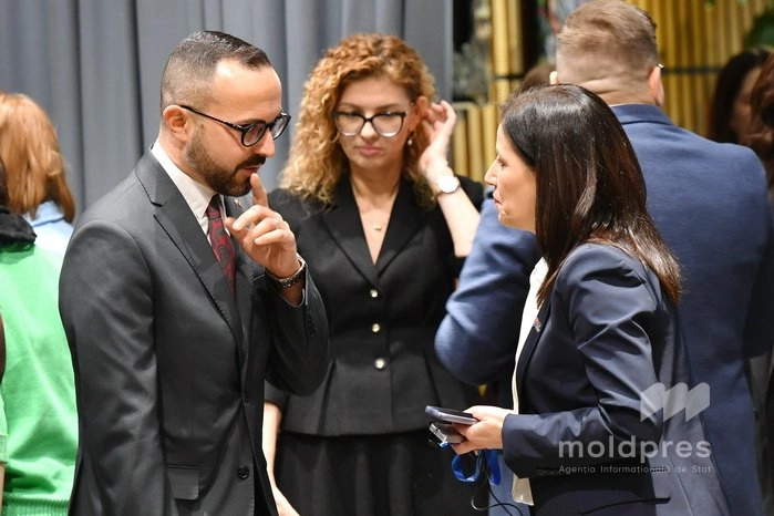 Femeile din Republica Moldova câștigă cu 16,6% mai puțin decât bărbații. Două luni de muncă în plus pentru același venit