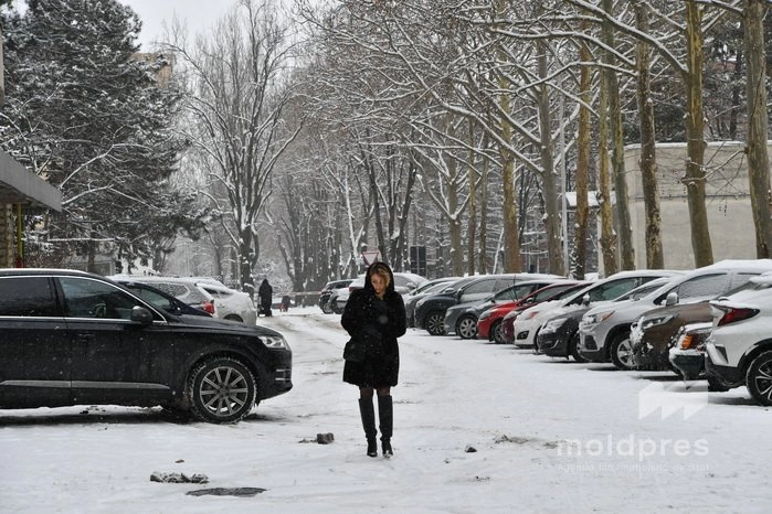 Meteorologii prognozează pentru joi precipitații slabe, ceață și polei