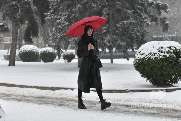 Meteo 23 februarie: ultima săptămână din această iarnă începe cu precipitații slabe, ploi izolate și ghețuș pe drumuri