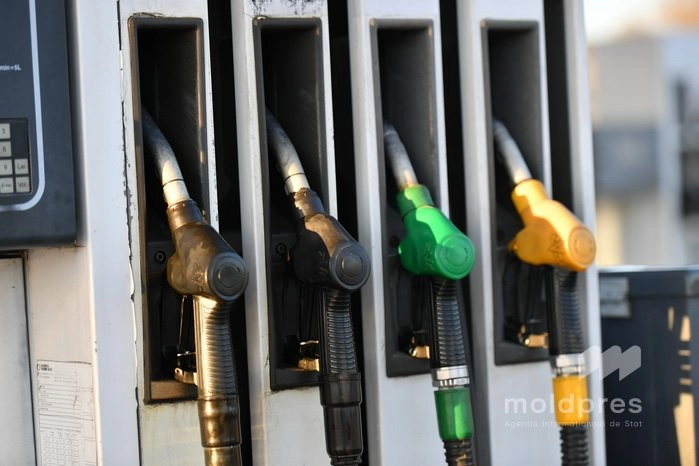 Majorarea cotațiilor internaționale pentru produsele petroliere influențează direct prețurile la carburanți pe piața internă, constată ANRE