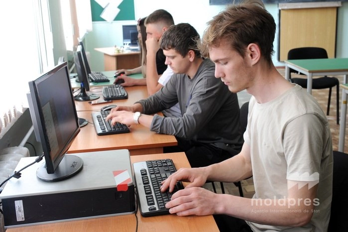 Acces facilitat la studii universitare pentru absolvenții colegiilor și centrelor de excelență: modificările aprobate de MEC