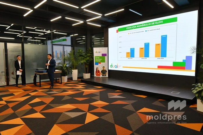 Numărul tinerilor admiși în învățământul dual, în creștere în ultimii ani. Priorități și investiții anunțate de autorități