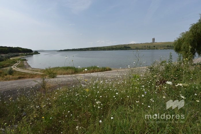 Vreme stabil călduroasă, fără precipitaţii, anunţă pentru vineri meteorologii