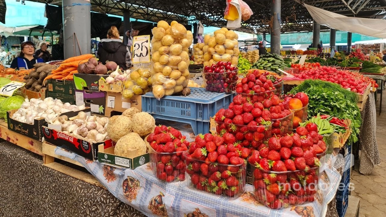 Fructele și legume de sezon s-au ieftinit în piețele din capitală