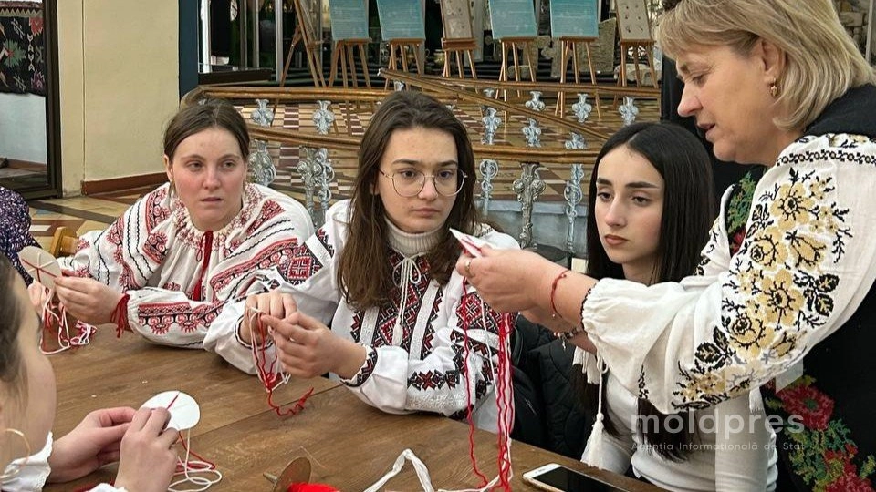 Meșteșugul mărțișorului, transmis tinerei generații la Muzeul Național de Etnografie din Chișinău